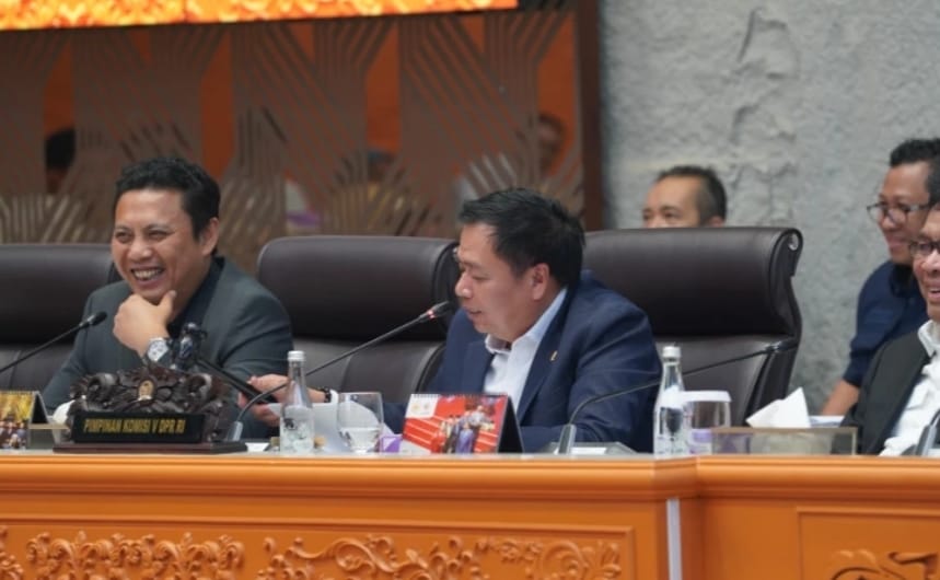 Ketua Komisi V DPR Lazarus ( tengah) saat memimpin Raker ( foto : birkom pkp)