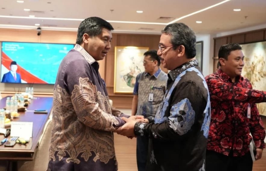 Gubernur Maluku Hendrik Lewerissa bersalaman dengan Menteri PKP Maruarar Sirait ( foto: birkom pkp)