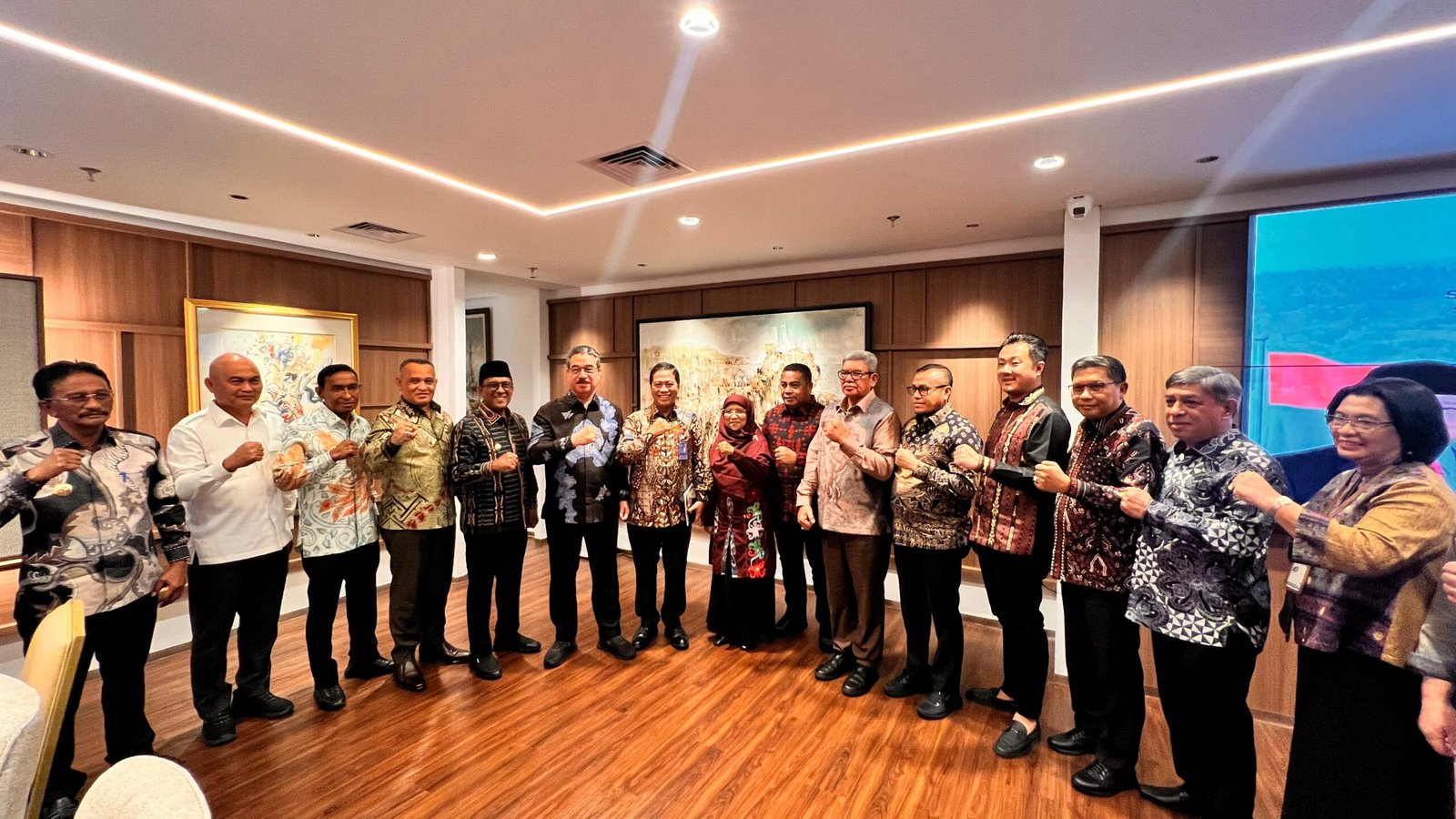 Berfoto bersama usai rapat bersama dan tandatangan MoU di Kantor PKP Jakarta ( foto: diskominfomal)