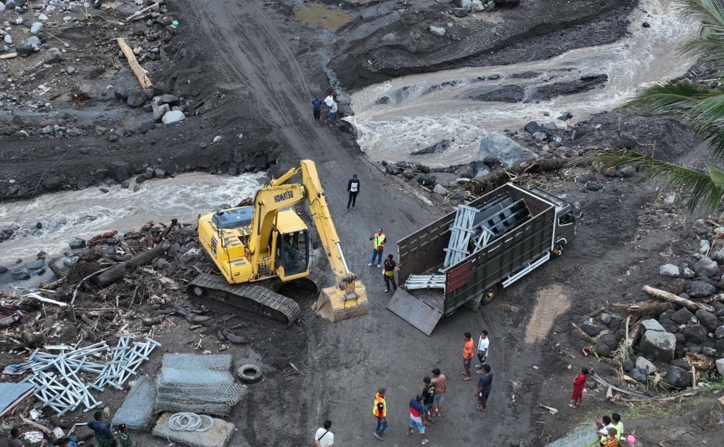 Pembangunan jembatan bailey darurat sebagai pengganti sementara dua jembatan yang terputus akibat banjir bandang di Desa Sawu, Kecamatan Mauponggo, Kabupaten Nagekeo.( foto: birkom pu)