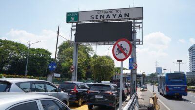Gerbang tol senayan pagi ini ,(4/9) sudah dipenuhi kendaraan masuk tol ( foto : jasmar )
