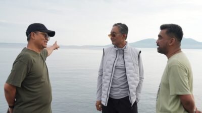 Menteri Dody saat meninjau penataan kawasan pantai Malalayang ( foto:  birkom pu)