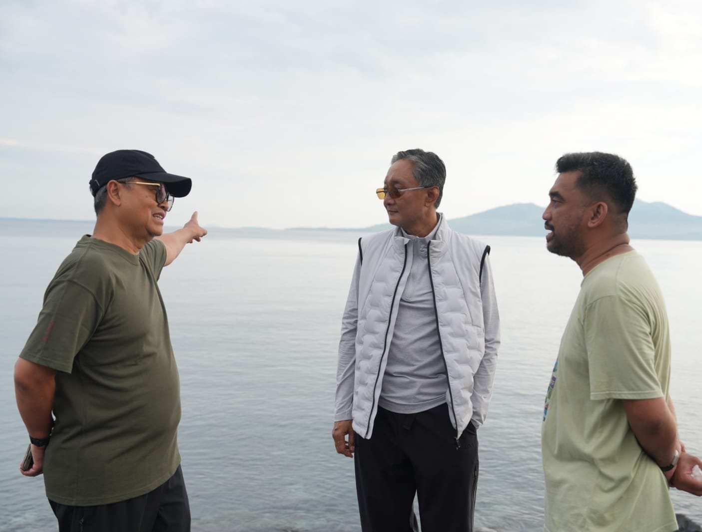 Menteri Dody saat meninjau penataan kawasan pantai Malalayang ( foto:  birkom pu)