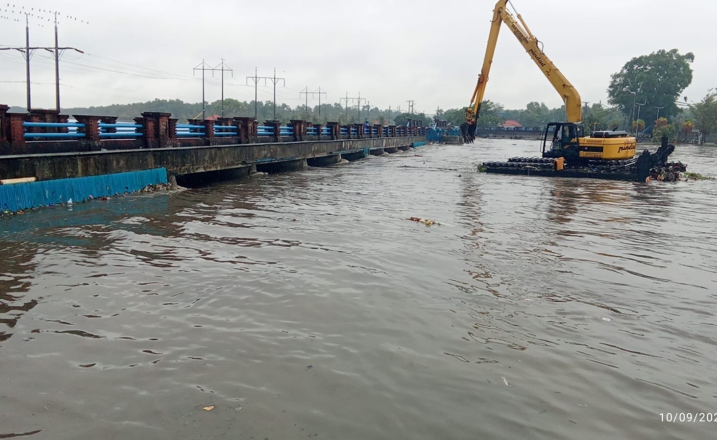 Kementerian PU menurunkan peralatan berat untuk bantu banjir di Bali ( foto: birkom pu)