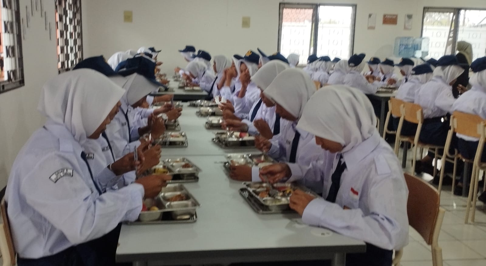 Suasana saat makan siang bersama di SRMP 8 Cimahi ( foto: SPN/ DD)