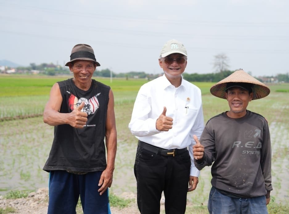 Menteri Dody berfoto bersama dengan Petani Pengguna Air di Kudus ( foto: birkom pu)
