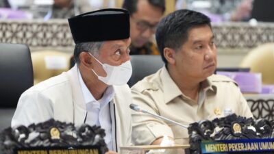 Menteri PU bersebelahan dengan Menteri PKP saat rapat kerja bersama dengan komisi V DPR-RI ( foto: birkom pu)