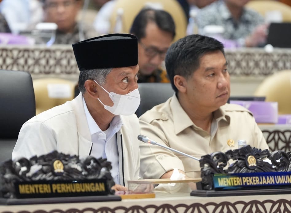 Menteri PU bersebelahan dengan Menteri PKP saat rapat kerja bersama dengan komisi V DPR-RI ( foto: birkom pu)
