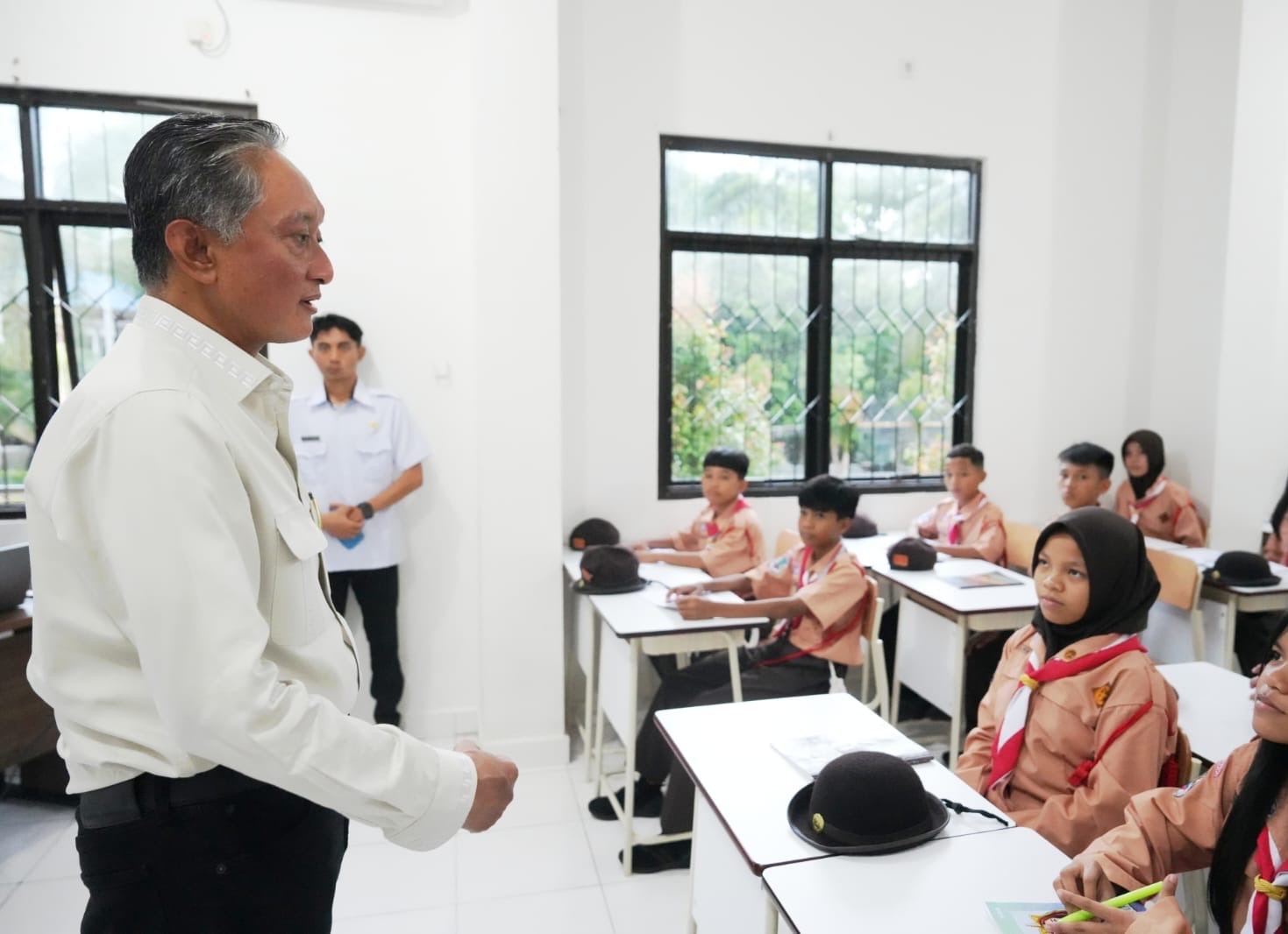 Menteri PU sedang bincang bersama siswa/siswi SR 21 Manado ( foto: birkom pu)
