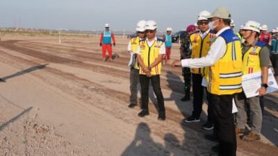 Menteri PU saat meninjau pembangunan jalan tol Semarang-Demak ( foto: birkom pu)