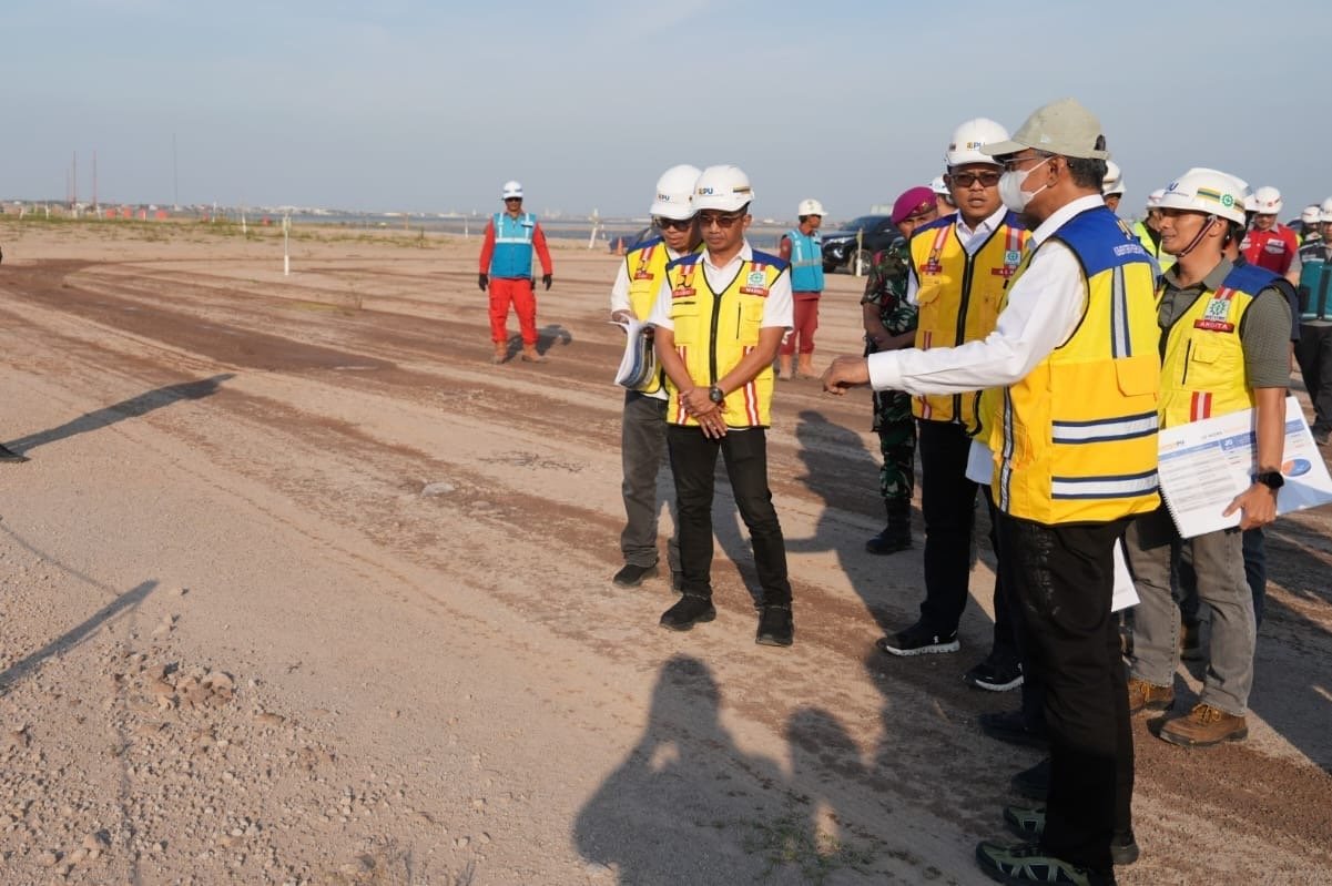 Menteri PU saat meninjau pembangunan jalan tol Semarang-Demak ( foto: birkom pu)