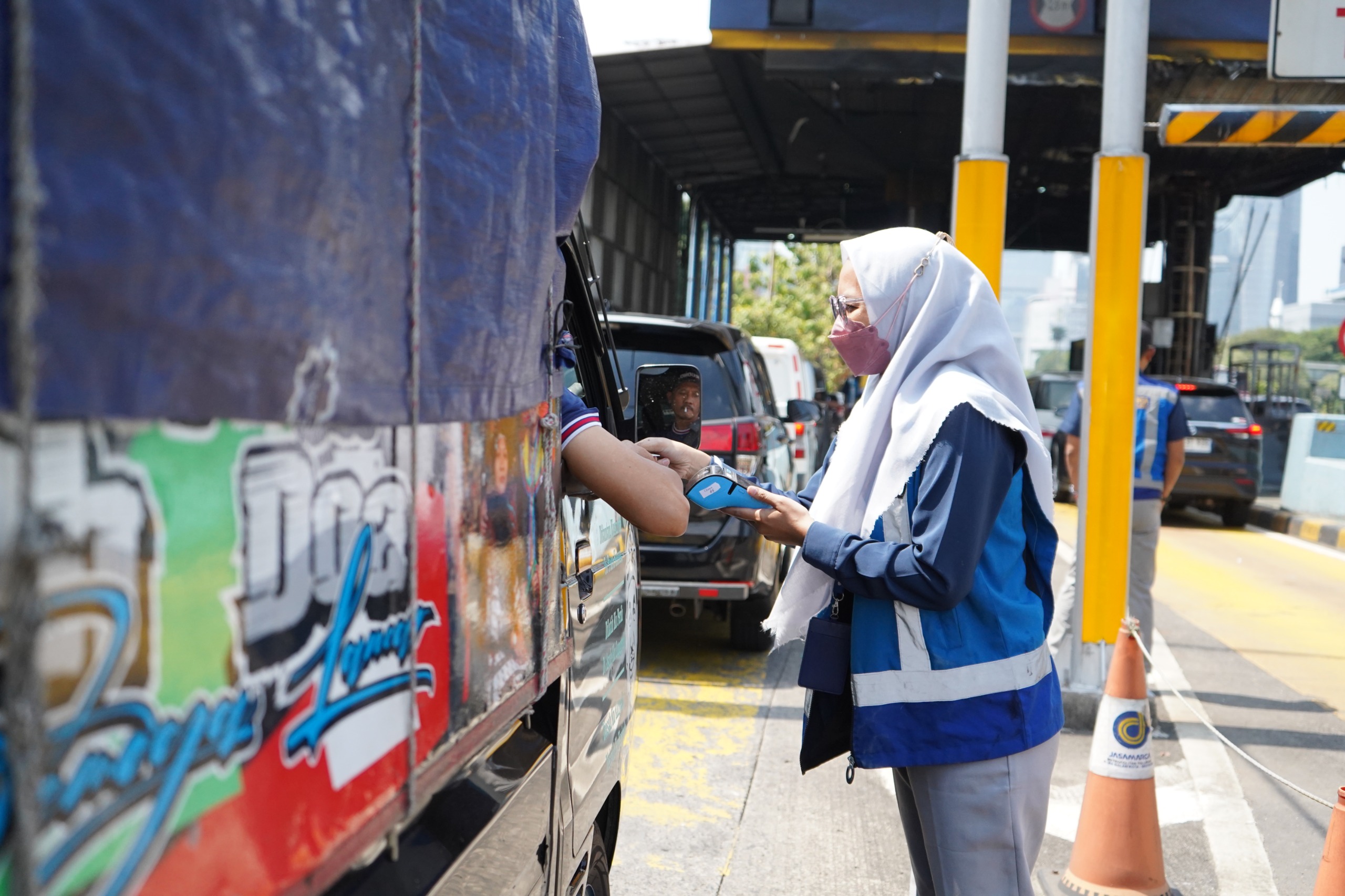 Petugas gunakan mobile rider antisipasi gerbang yang rusak ( foto: jasmar )