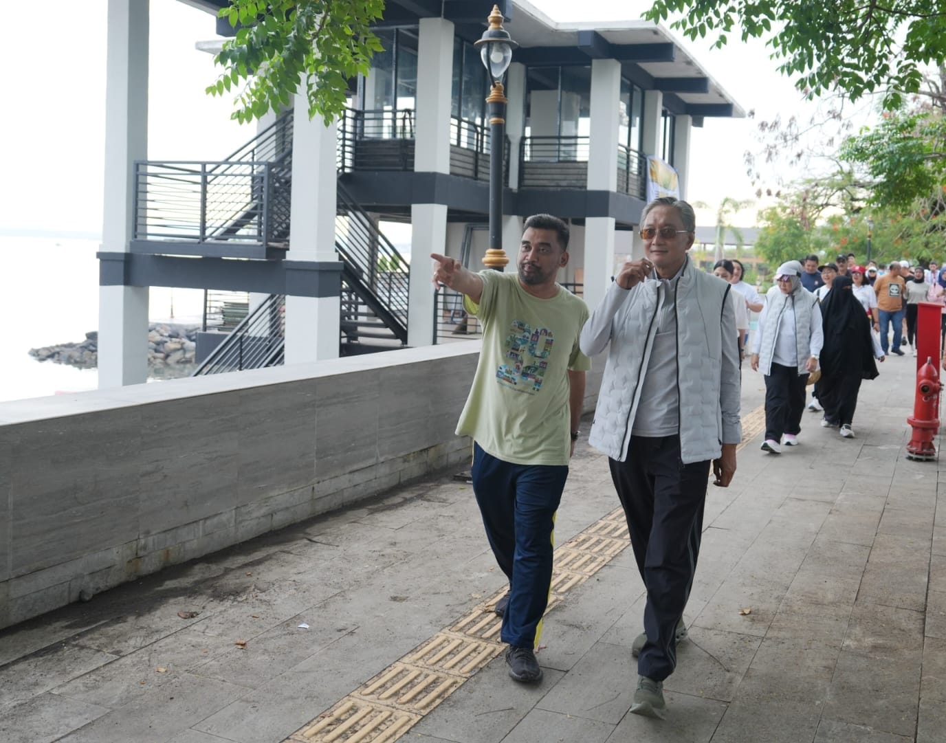 Menteri saat menyusuri kawasan pantai Malalayang Manado ( foto : birkom pu)