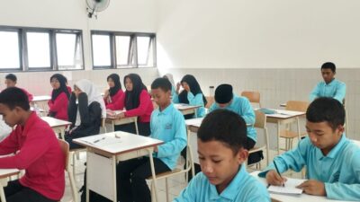 Suasana belajar di SRMP 9 Kota Bandung ( foto: SPN/ DD)