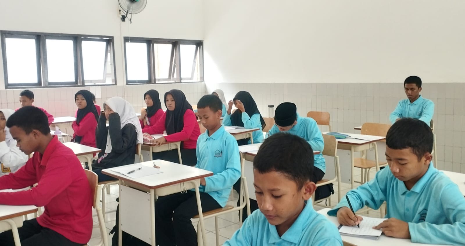 Suasana belajar di SRMP 9 Kota Bandung ( foto: SPN/ DD)