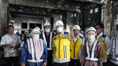 Menteri Dody melihat langsung gedung fasilitas publik yang rusak dibakar oknum pendemo ( foto: birkom pu)