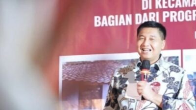 Menteri Ara mengapresiasi selesainya renovasi rumah kepada Yayasan Buddha TzuChi ( foto: humas pkp)