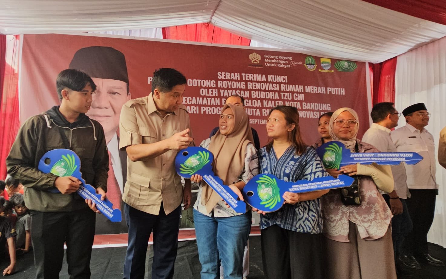 Menteri Ara saat menyerahkan kunci kepada masyarakat yg rumahnya telah direnovasi ( foto,: birkom pkp/ris)