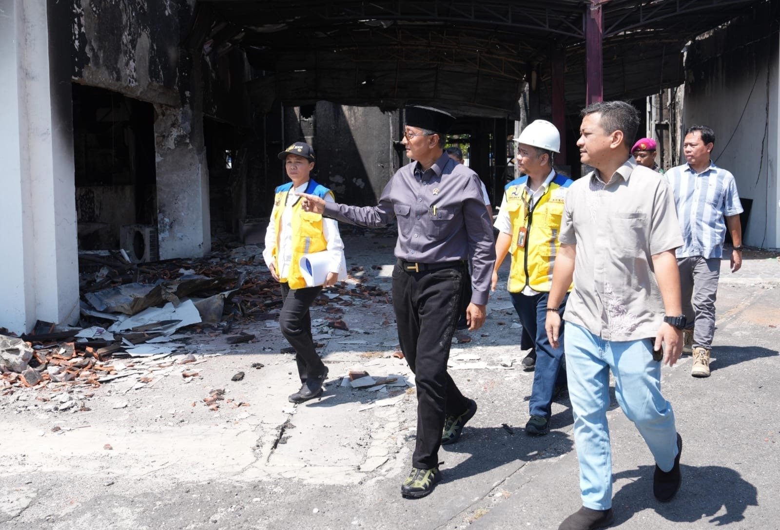 Menteri PU saat meninjau infrastruktur publik yang rusak pasca demo ( foto: birkom pu)