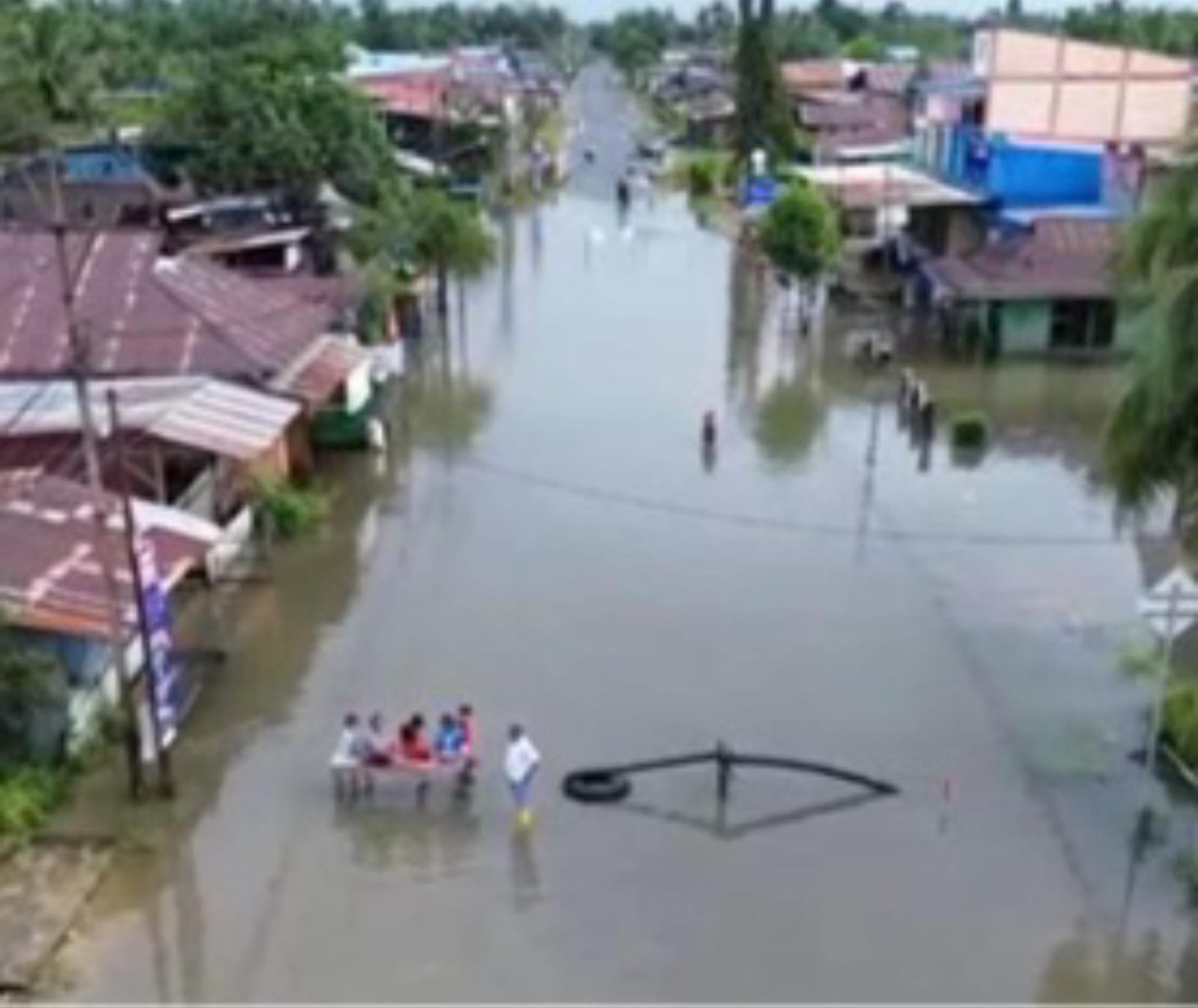 Banjir yang melanda Kota dan Kabupaten Sorong sejak minggu (14/9) foto: birkom pu
