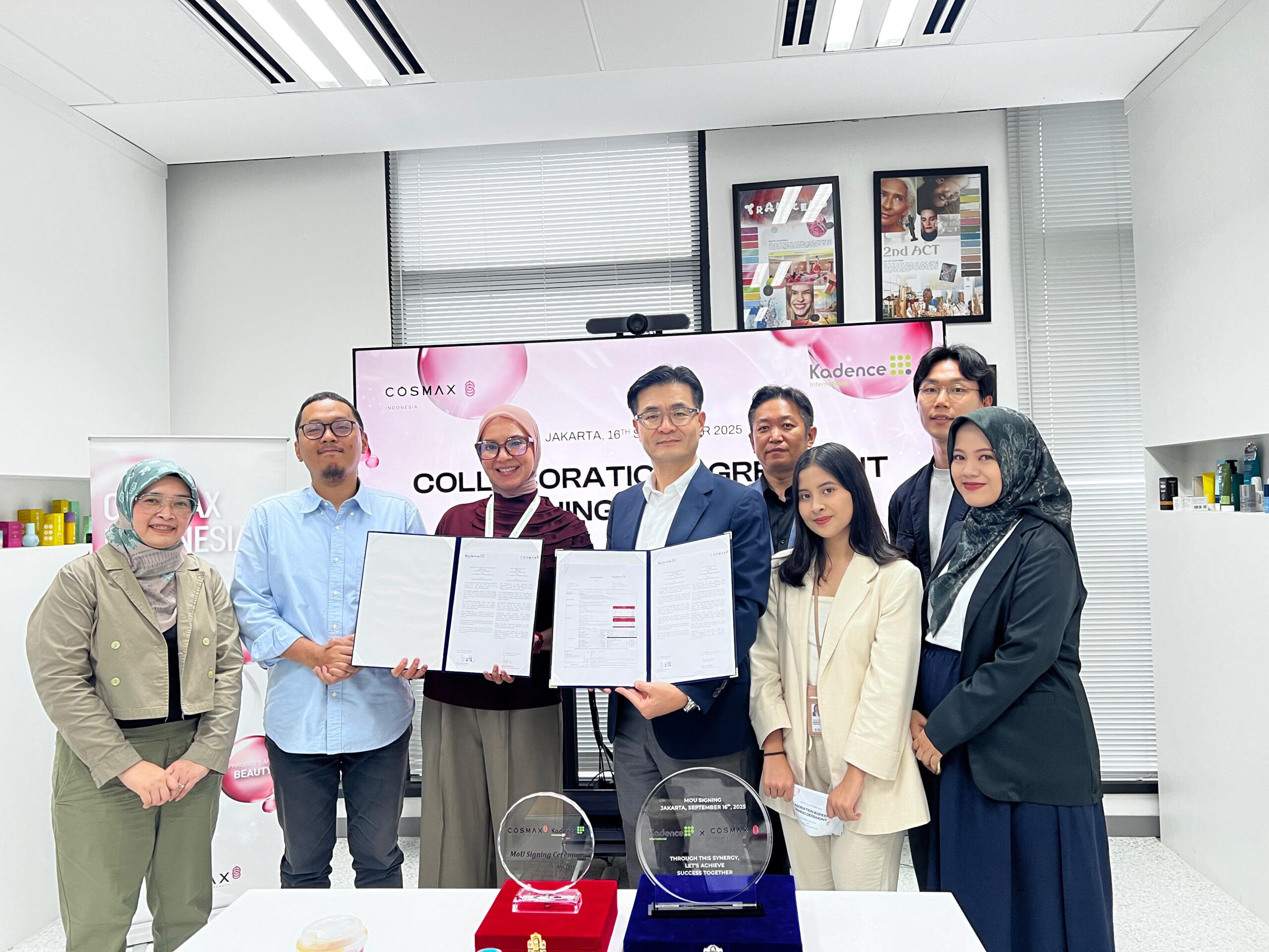 Berfoto bersama usai MoU Mr. Cheong Min Kyoung, President Director PT Cosmax Indonesia, dan Zulftriani Oktaria, Business Development Director PT Kadence International. ( foto: cosmax)