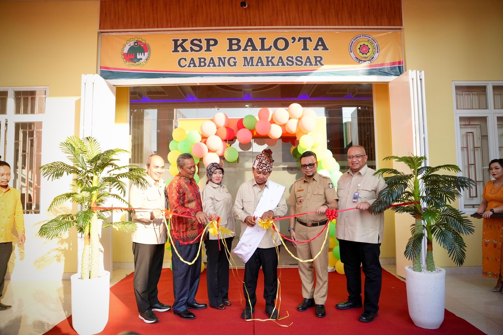 Sekretaris Kementerian Koperasi (SesKemenkop) Ahmad Zabadi,saat meresmikan pembukaan kantor cabang baru Koperasi Simpan Pinjam (KSP) Balo’ta di Makassar, Sulawesi Selatan ( foto: humas kemenkop)