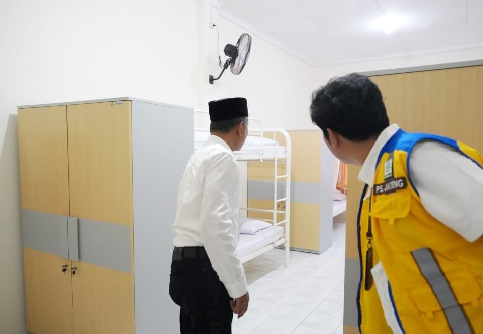 menteri pu saat melihat asrama sekolah rakyat di Semarang ( foto: birkom pu)