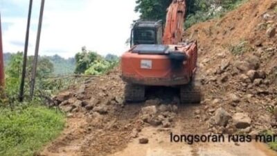 Escavator saat mengeruk longsor ( foto: birkom pu)