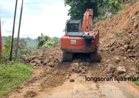 Escavator saat mengeruk longsor ( foto: birkom pu)