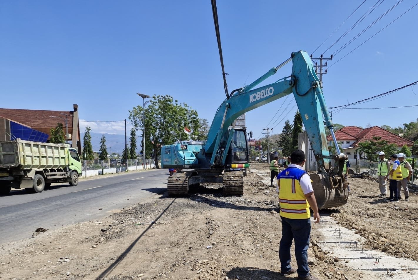 Preservasi jalan di Sila NTB ( foto: birkom pu)