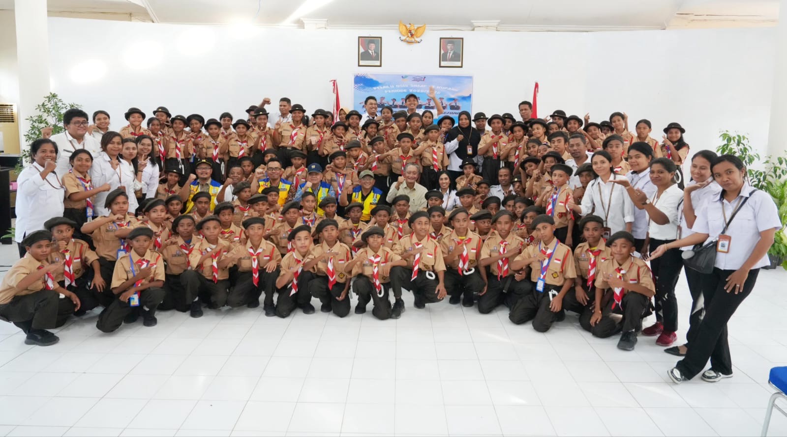 Menteri PU foto bersana Siswa dan Guru guru SRMP 9 Kupang ( birkom pu)