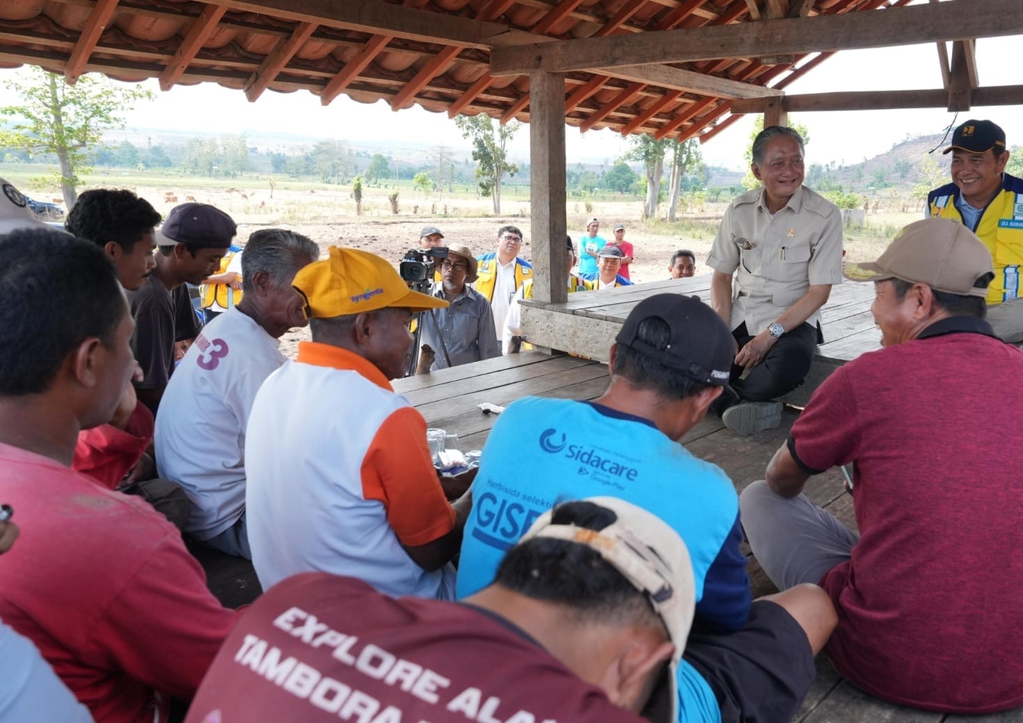 Menteri PU saat berdialog dengan para petani penerima manfaat air irigasi untuk pertanian ( foto: birkom pu)