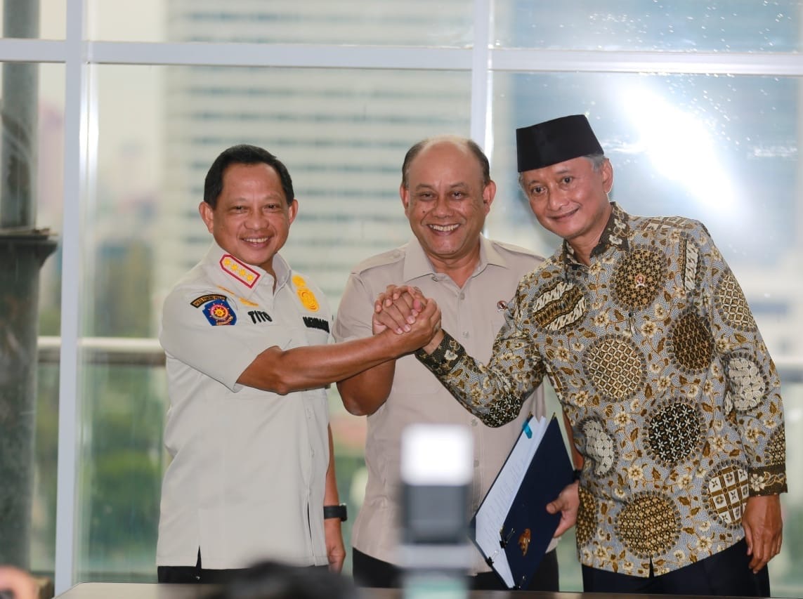 Menteri PU ( batik kanan), Kepala Badan Gizi Nasional ( BGN) Dadan Hindayana ( tengah) dan Menteri Dalam Negeri Tito Karnavian usai penandatangan SKB ( foto: birkom pu)
