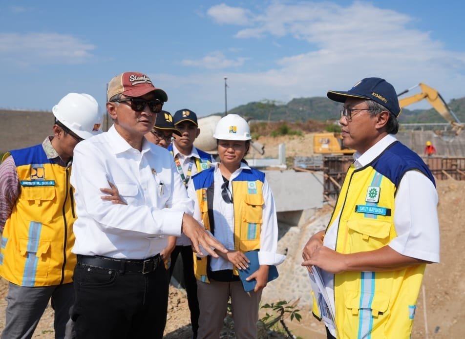 Menteri PU saat meninjau Daerah Irigasi (DI) Pidekso Wonogiri ( foto: birkom pu)