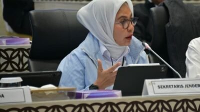 Sekjen Kementerian PU, Wida Nurfaida saar Rapat Dengar Pendapat ( RDP) dengan Komisi V DPR-RI ( foto: birkom pu)