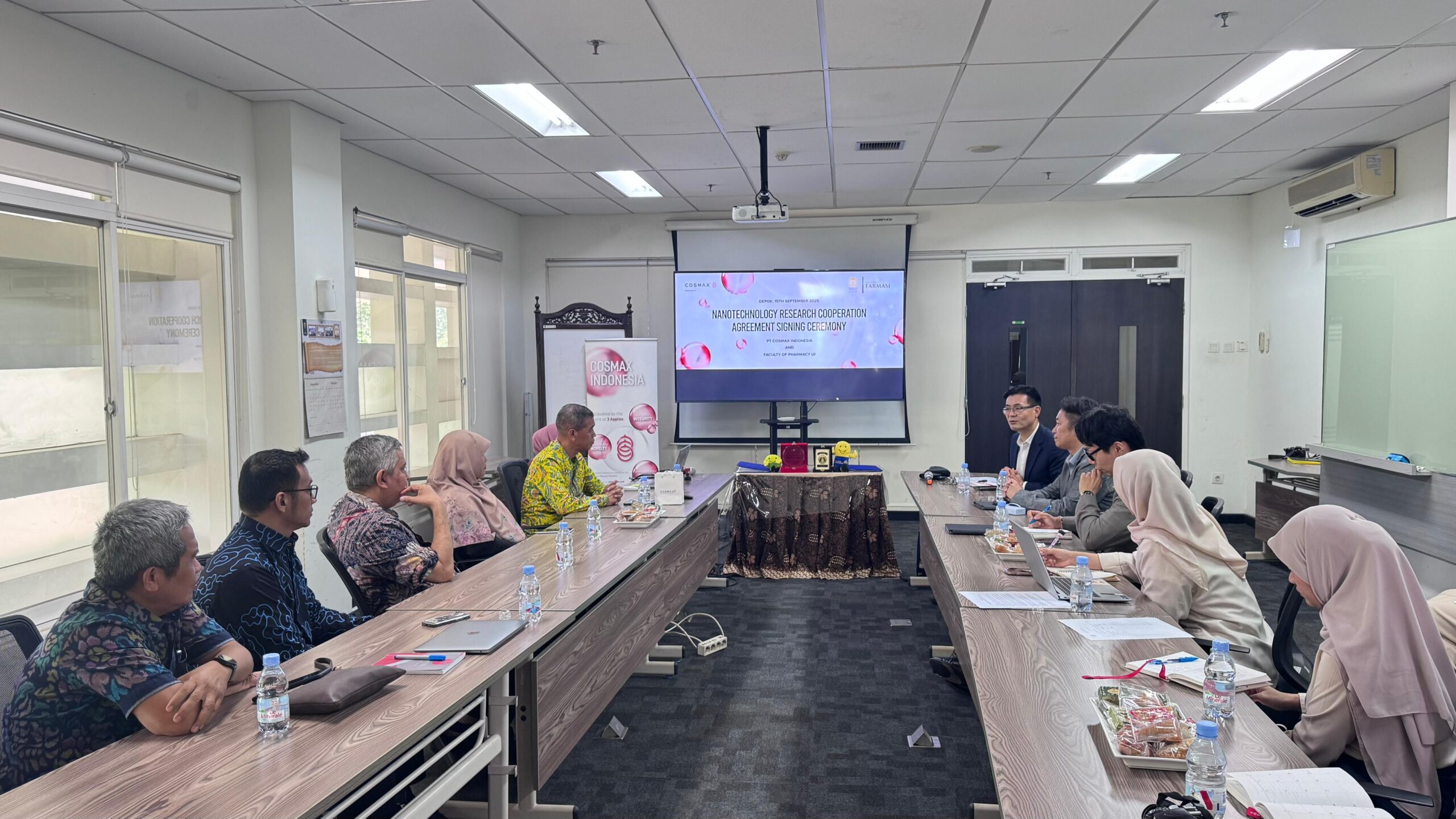 Perjanjian kerjasama kolaborasi perjanjiab kerjasama strategis antara PT Cosmax Indonesia dengan Univetsitas Indonesia ( foto: cosmax ind)