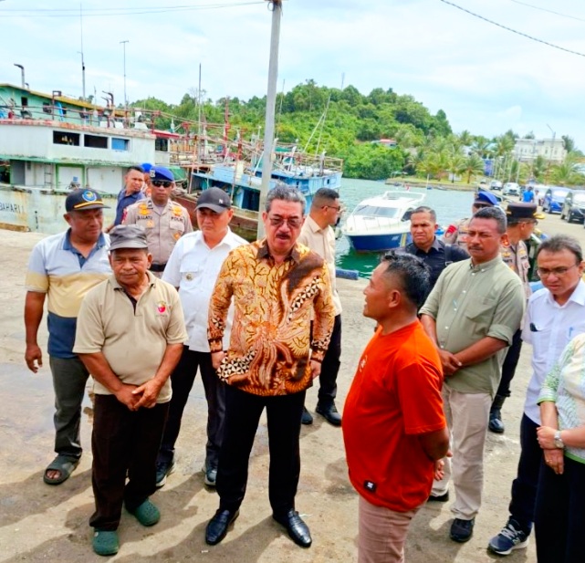 Gubernur Maluku Hendrik Lewerissa Meninjau Pelabuhan