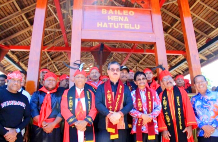 Gubernur Maluku, Hendrik Lewerissa (tengah) didampingi Bupati dan Wakil Bupati Seram Bagian Barat serta Tokoh Adat foto bersama usia peresmian Baileo (Foto : Istimewa)