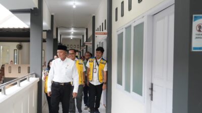 Menteri Dody saat meninjau Sekolah Rakyat BBPVP Senarang ( foto: birkom pu)
