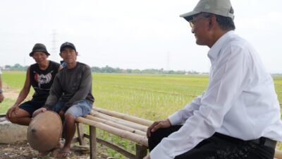 Menteri PU saat berbincang dengan petani di Kudus ( foto: birkom pu )