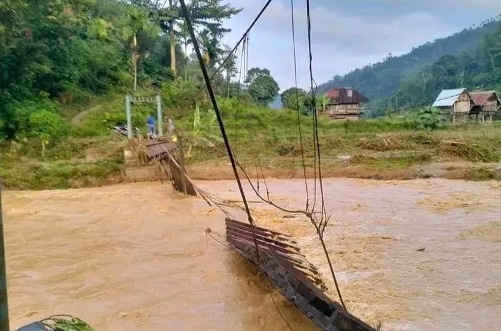 Jembatan gantung yang terputus akibat banjir bandang ( foto: birkom pu)