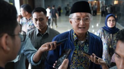 Menteri Dody usai Rapat Panja bersama Kom V DPR RI saat memberi keterangan pada media ( foto: birkom pu)