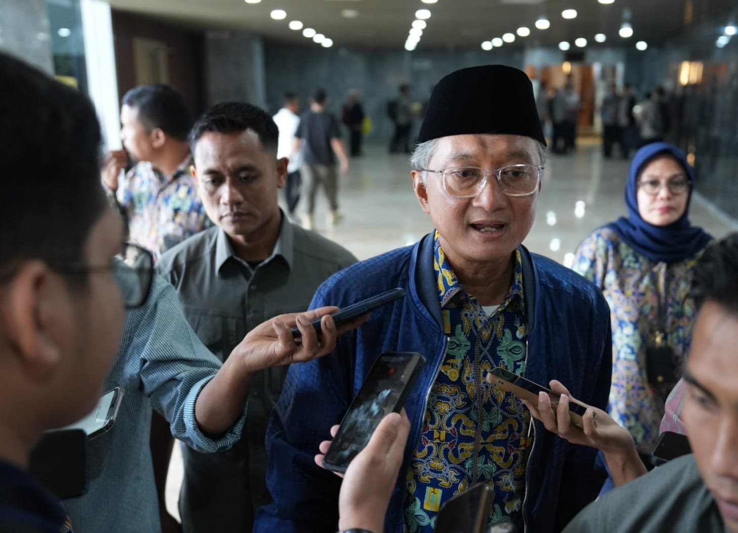 Menteri Dody usai Rapat Panja bersama Kom V DPR RI saat memberi keterangan pada media ( foto: birkom pu)