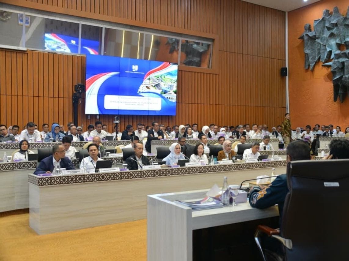 RDP ini membahas pendalaman Rencana Kerja dan Anggaran Kementerian/Lembaga (RKA-K/L) dalam RAPBN Tahun Anggaran 2026, termasuk program prioritas dan alokasi anggaran di lingkungan Kementerian PU. ( foto: birkom pu)