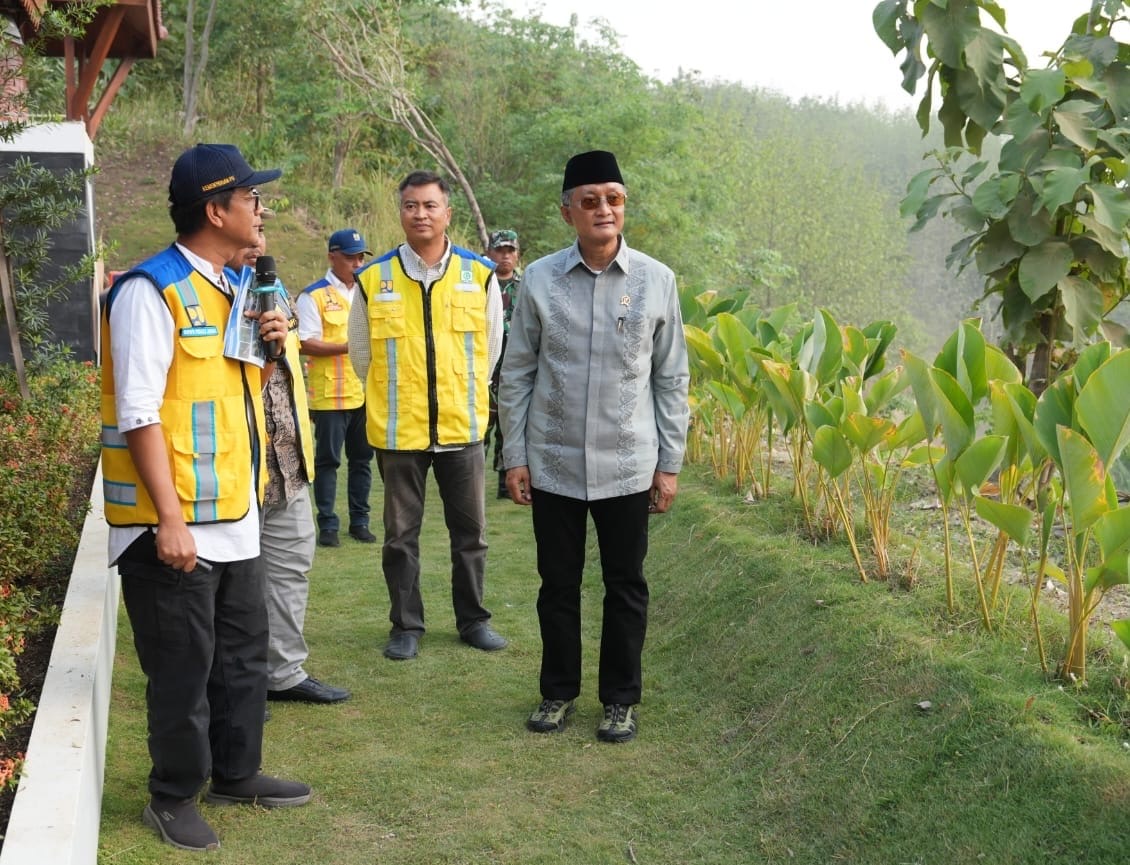 Menteri Dody saat meninjau pembangunan bendungan Jragung Semarang, Bendungan Jragung Jadi Penopang Swasembada Pangan dan Ekonomi Rakyat di Jawa Tengah ( foto: birkom pu)