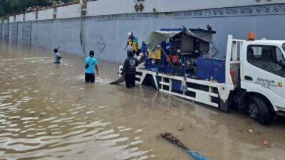 Foto pertama : Kementerian PU melakukan penyedotan air gunakan pompa ( foto: birkom pu)