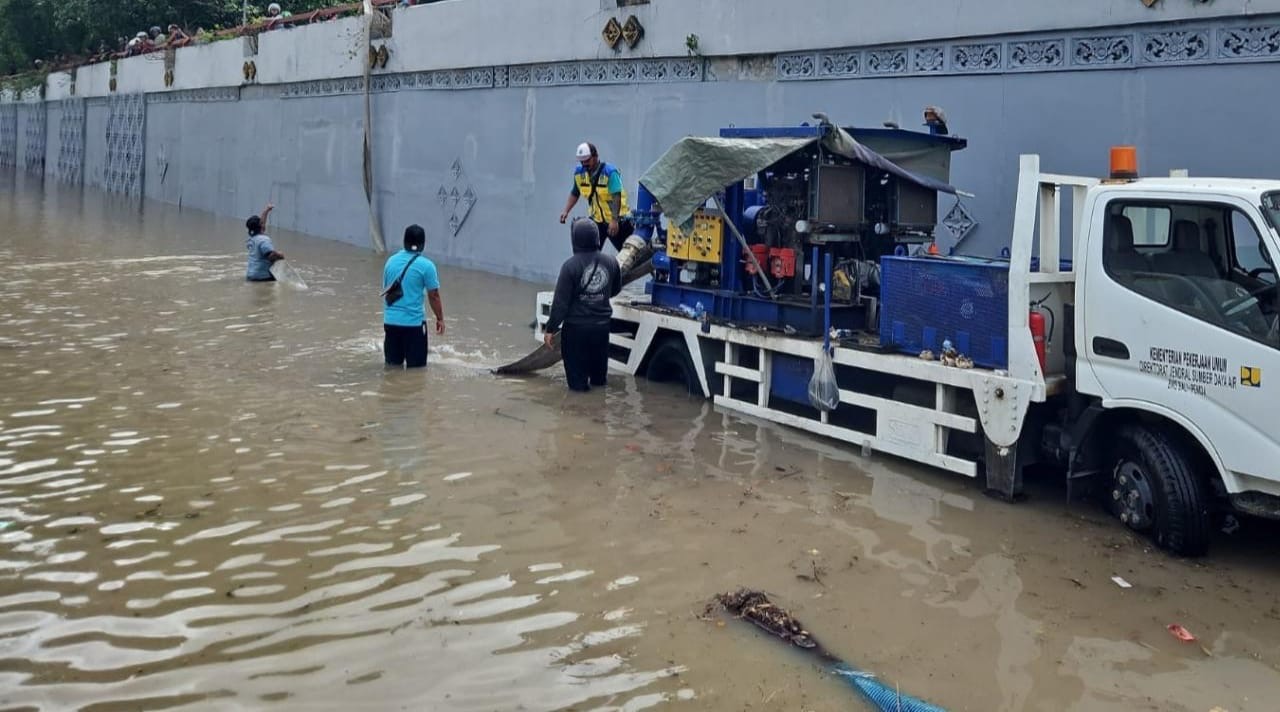 Foto pertama : Kementerian PU melakukan penyedotan air gunakan pompa ( foto: birkom pu)
