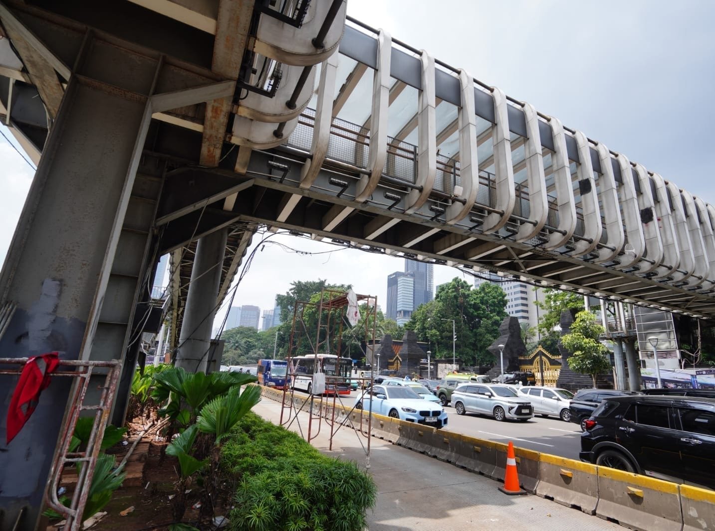 JPO yang rusak sedang diperbaiki ( foto: birkom pu)