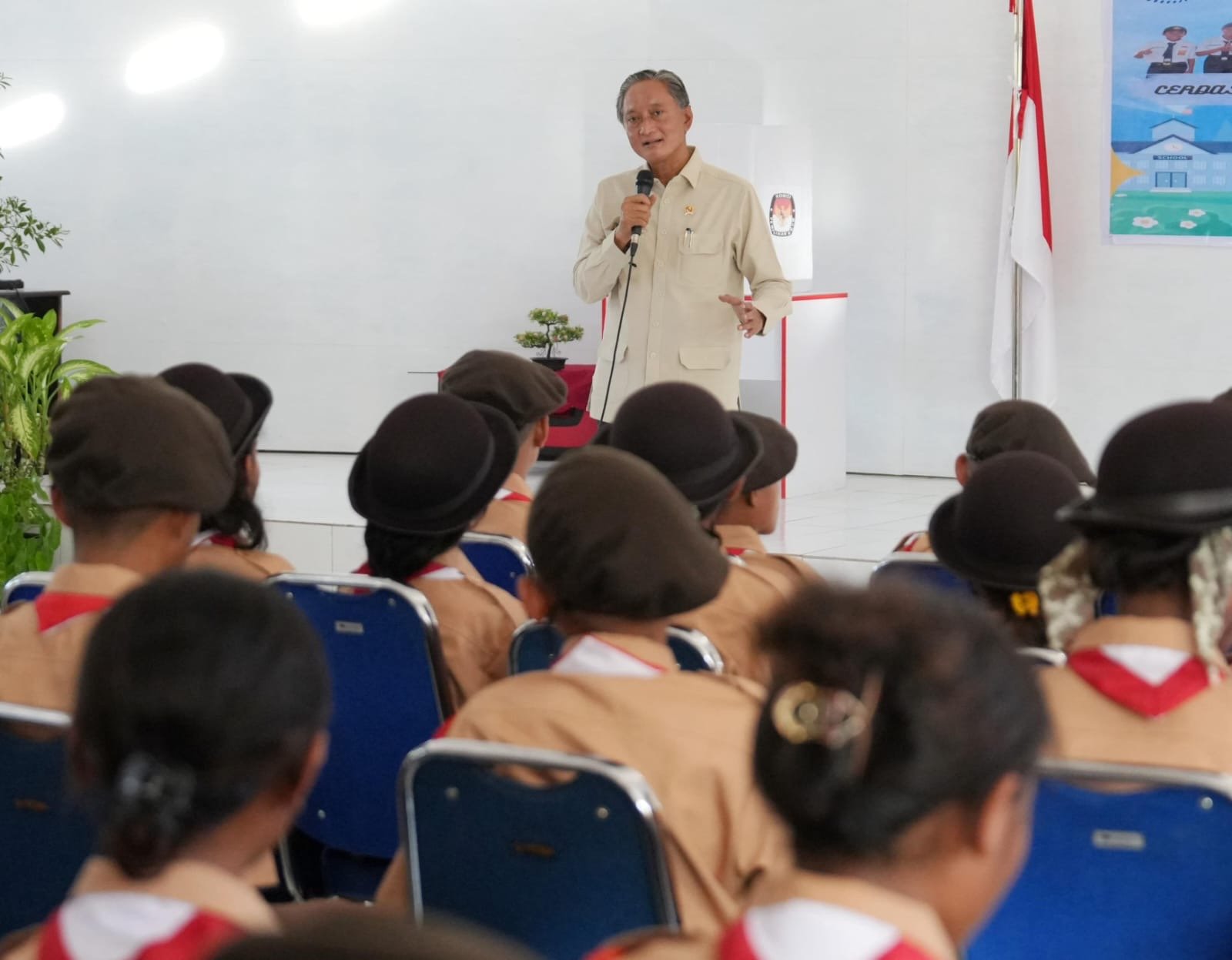 Menteri Dody dihadapan SRMP 19 Kupang ( foto: birkom pu)