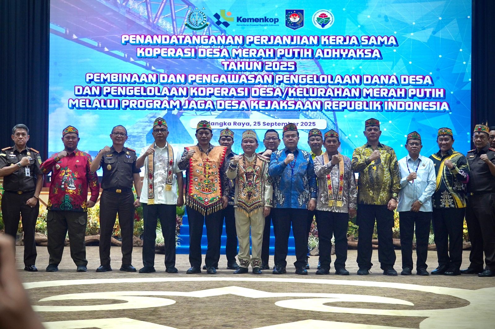 Foto bersama para peserta para Stakeholder penandatanganan perjanjian kerjasama pengawalan dan pengawasan pengelola keuangan kopdeskel merah putih ( foto: humas kemenkop)